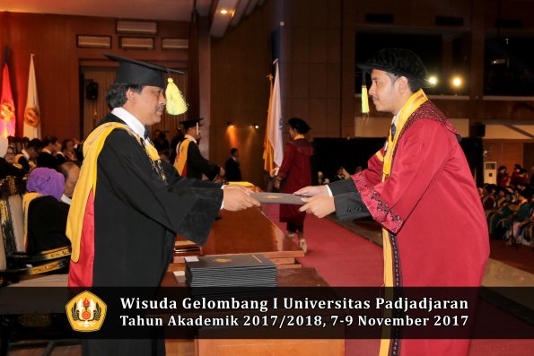 Wisuda Unpad Gel I TA 2017_2018  Fakultas ilmu komunikasi oleh dekan 055