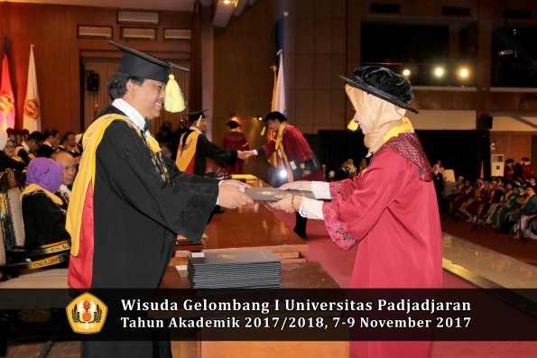 Wisuda Unpad Gel I TA 2017_2018  Fakultas ilmu komunikasi oleh dekan 056