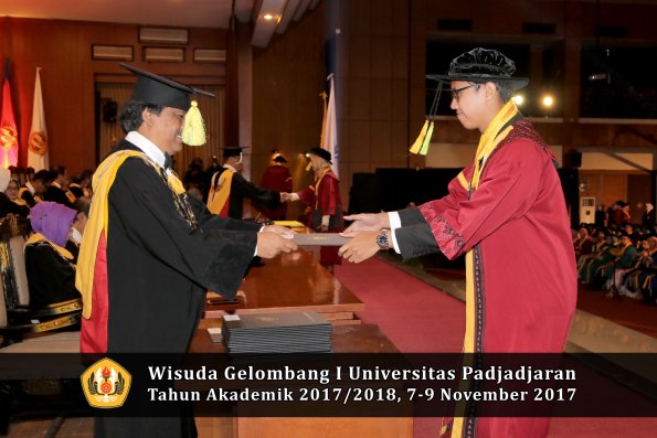 Wisuda Unpad Gel I TA 2017_2018  Fakultas ilmu komunikasi oleh dekan 057