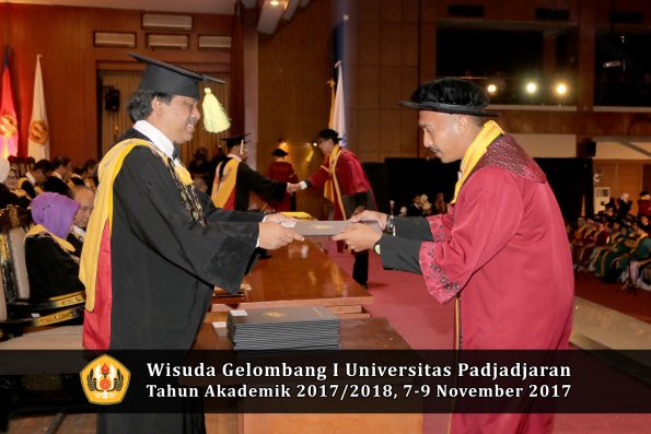 Wisuda Unpad Gel I TA 2017_2018  Fakultas ilmu komunikasi oleh dekan 058