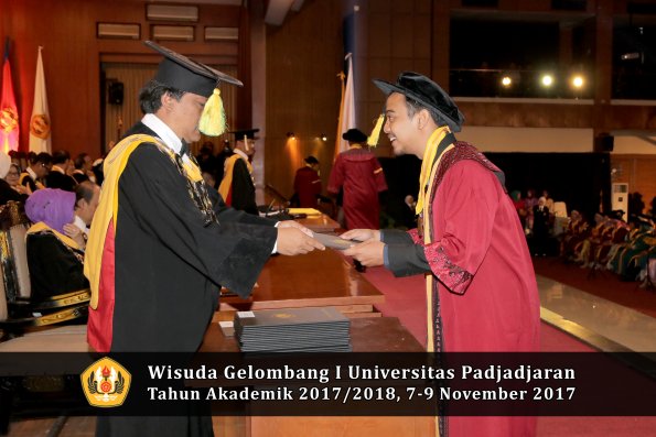 Wisuda Unpad Gel I TA 2017_2018  Fakultas ilmu komunikasi oleh dekan 059