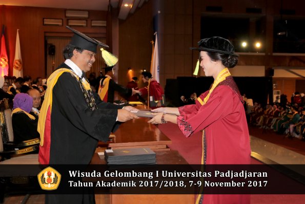 Wisuda Unpad Gel I TA 2017_2018  Fakultas ilmu komunikasi oleh dekan 061