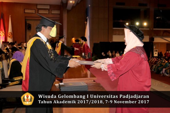 Wisuda Unpad Gel I TA 2017_2018  Fakultas ilmu komunikasi oleh dekan 062