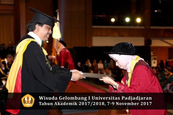Wisuda Unpad Gel I TA 2017_2018  Fakultas ilmu komunikasi oleh dekan 063