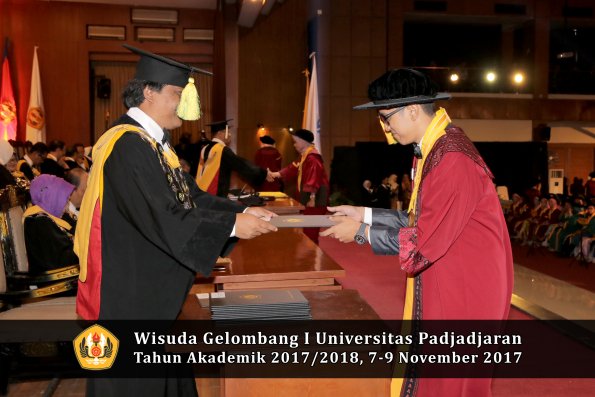 Wisuda Unpad Gel I TA 2017_2018  Fakultas ilmu komunikasi oleh dekan 064