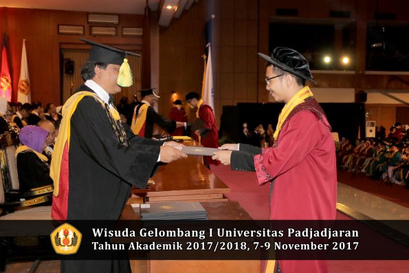 Wisuda Unpad Gel I TA 2017_2018  Fakultas ilmu komunikasi oleh dekan 065
