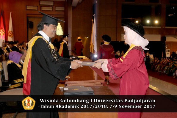 Wisuda Unpad Gel I TA 2017_2018  Fakultas ilmu komunikasi oleh dekan 067