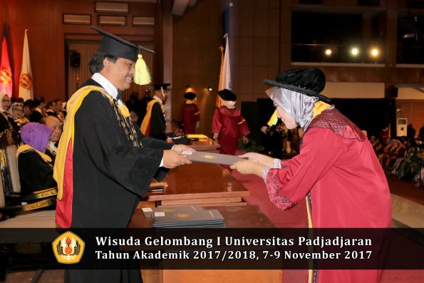 Wisuda Unpad Gel I TA 2017_2018  Fakultas ilmu komunikasi oleh dekan 068