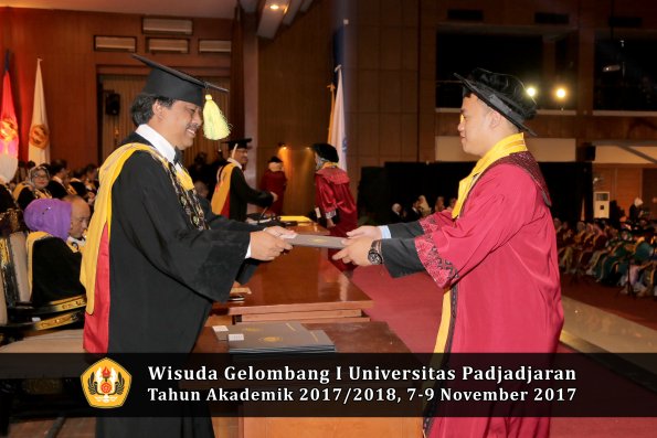 Wisuda Unpad Gel I TA 2017_2018  Fakultas ilmu komunikasi oleh dekan 069