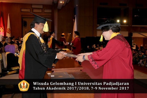 Wisuda Unpad Gel I TA 2017_2018  Fakultas ilmu komunikasi oleh dekan 070