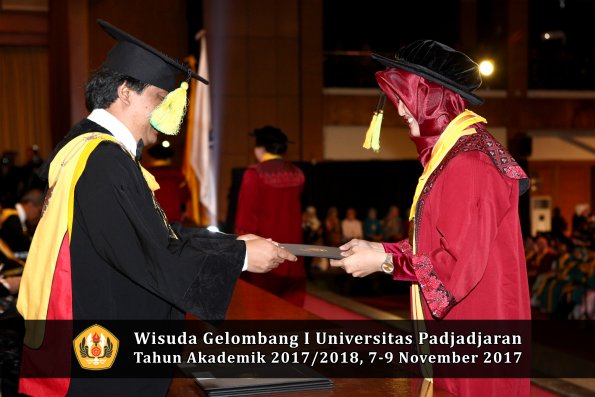 Wisuda Unpad Gel I TA 2017_2018  Fakultas ilmu komunikasi oleh dekan 071