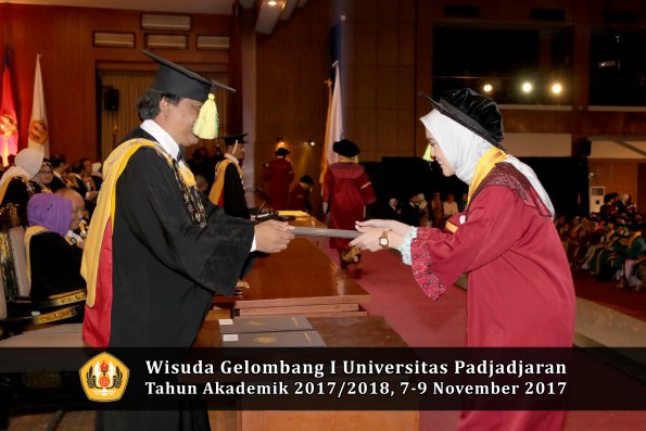 Wisuda Unpad Gel I TA 2017_2018  Fakultas ilmu komunikasi oleh dekan 073