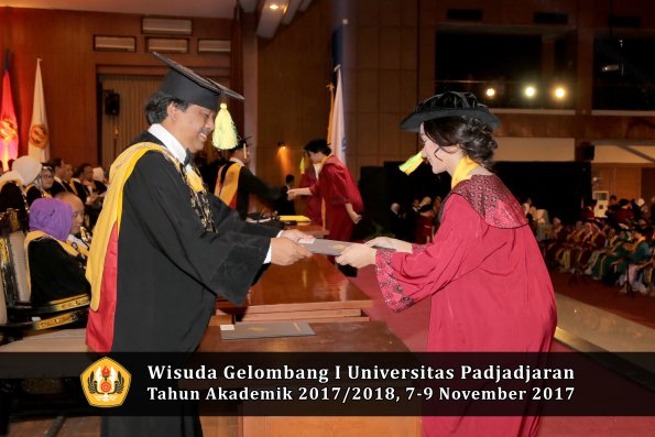 Wisuda Unpad Gel I TA 2017_2018  Fakultas ilmu komunikasi oleh dekan 075