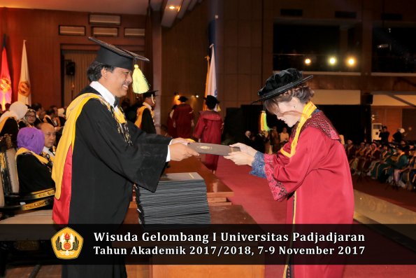 Wisuda Unpad Gel I TA 2017_2018  Fakultas ilmu komunikasi oleh dekan 076