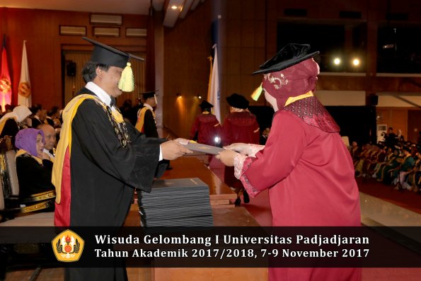 Wisuda Unpad Gel I TA 2017_2018  Fakultas ilmu komunikasi oleh dekan 079