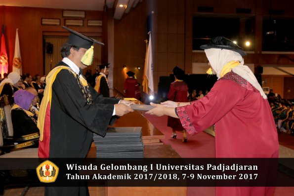 Wisuda Unpad Gel I TA 2017_2018  Fakultas ilmu komunikasi oleh dekan 082