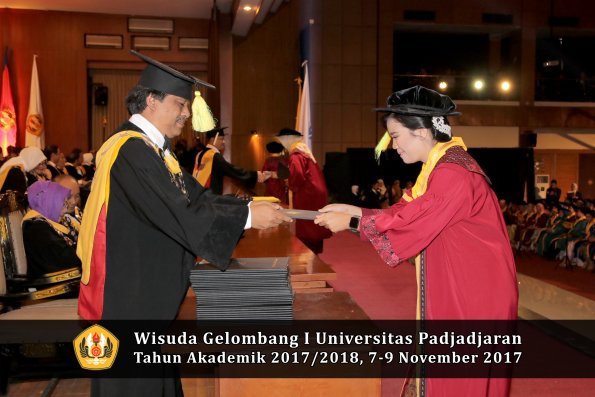 Wisuda Unpad Gel I TA 2017_2018  Fakultas ilmu komunikasi oleh dekan 083