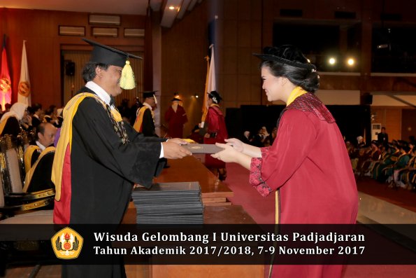Wisuda Unpad Gel I TA 2017_2018  Fakultas ilmu komunikasi oleh dekan 084