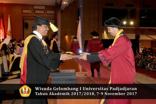 Wisuda Unpad Gel I TA 2017_2018  Fakultas ilmu komunikasi oleh dekan 087