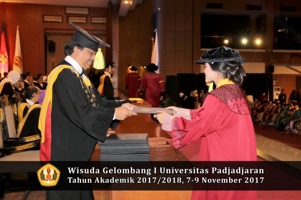Wisuda Unpad Gel I TA 2017_2018  Fakultas ilmu komunikasi oleh dekan 088