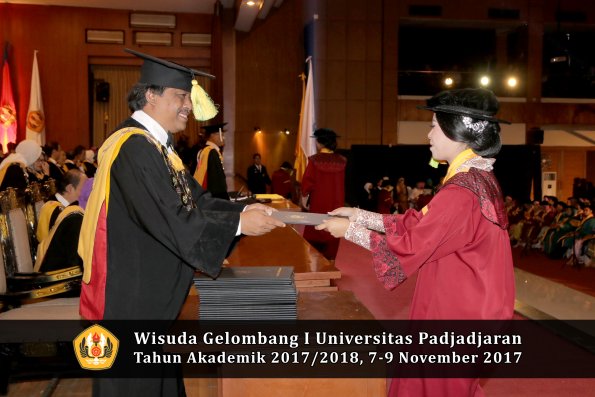 Wisuda Unpad Gel I TA 2017_2018  Fakultas ilmu komunikasi oleh dekan 089