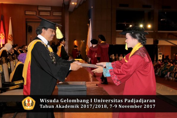 Wisuda Unpad Gel I TA 2017_2018  Fakultas ilmu komunikasi oleh dekan 092