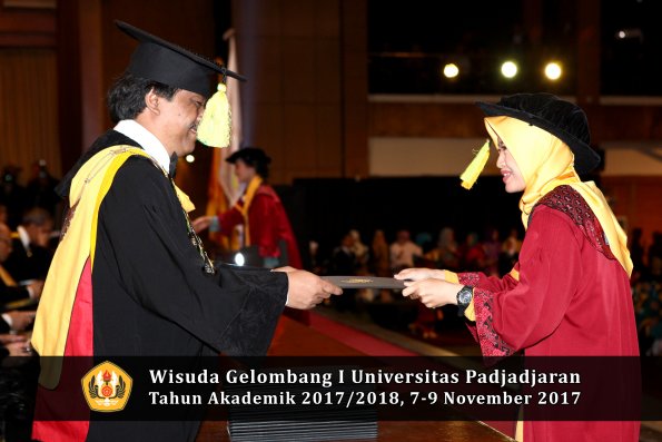 Wisuda Unpad Gel I TA 2017_2018  Fakultas ilmu komunikasi oleh dekan 093