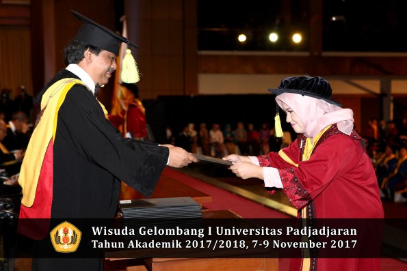Wisuda Unpad Gel I TA 2017_2018  Fakultas ilmu komunikasi oleh dekan 094