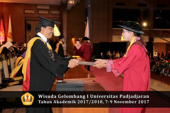 Wisuda Unpad Gel I TA 2017_2018  Fakultas ilmu komunikasi oleh dekan 097