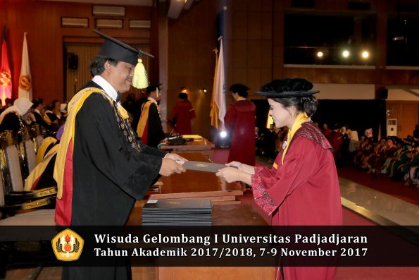 Wisuda Unpad Gel I TA 2017_2018  Fakultas ilmu komunikasi oleh dekan 099