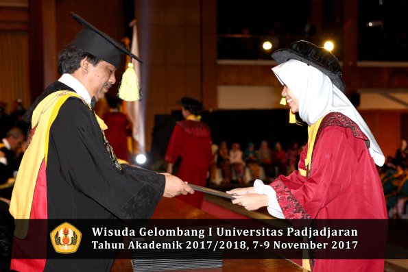 Wisuda Unpad Gel I TA 2017_2018  Fakultas ilmu komunikasi oleh dekan 100