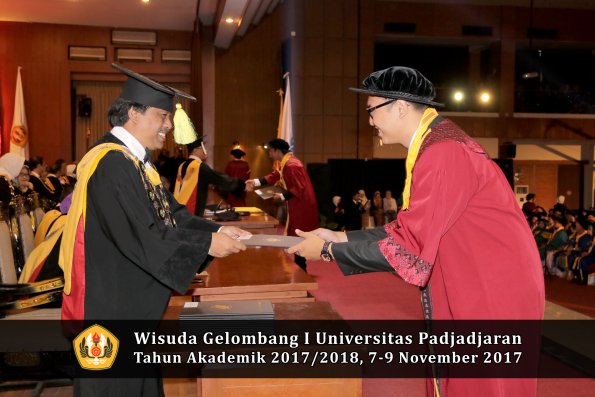 Wisuda Unpad Gel I TA 2017_2018  Fakultas ilmu komunikasi oleh dekan 103