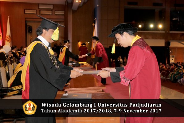 Wisuda Unpad Gel I TA 2017_2018  Fakultas ilmu komunikasi oleh dekan 104