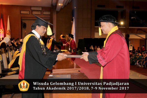 Wisuda Unpad Gel I TA 2017_2018  Fakultas ilmu komunikasi oleh dekan 107