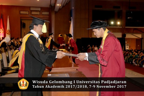 Wisuda Unpad Gel I TA 2017_2018  Fakultas ilmu komunikasi oleh dekan 109