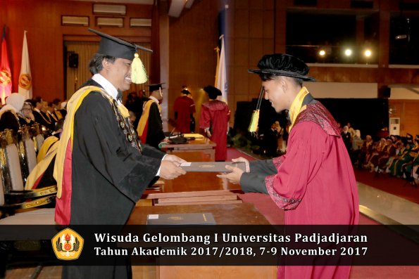 Wisuda Unpad Gel I TA 2017_2018  Fakultas ilmu komunikasi oleh dekan 111