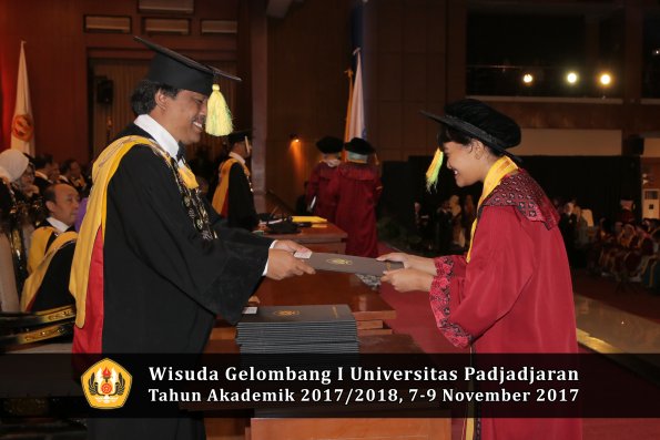 Wisuda Unpad Gel I TA 2017_2018  Fakultas ilmu komunikasi oleh dekan 129
