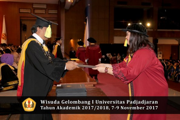 Wisuda Unpad Gel I TA 2017_2018  Fakultas ilmu komunikasi oleh dekan 255