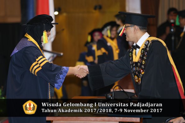 Wisuda Unpad Gel I TA 2017_2018  Fakultas ilmu komunikasi oleh Rektor 002
