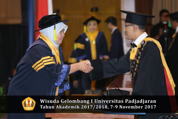 Wisuda Unpad Gel I TA 2017_2018  Fakultas ilmu komunikasi oleh Rektor 009