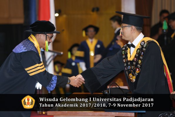 Wisuda Unpad Gel I TA 2017_2018  Fakultas ilmu komunikasi oleh Rektor 011