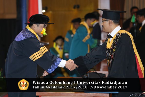 Wisuda Unpad Gel I TA 2017_2018  Fakultas ilmu komunikasi oleh Rektor 014