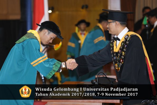 Wisuda Unpad Gel I TA 2017_2018  Fakultas ilmu komunikasi oleh Rektor 015