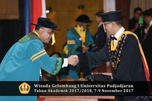 Wisuda Unpad Gel I TA 2017_2018  Fakultas ilmu komunikasi oleh Rektor 016
