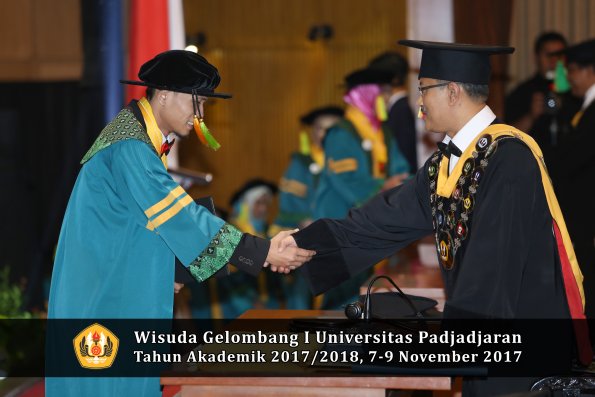 Wisuda Unpad Gel I TA 2017_2018  Fakultas ilmu komunikasi oleh Rektor 017