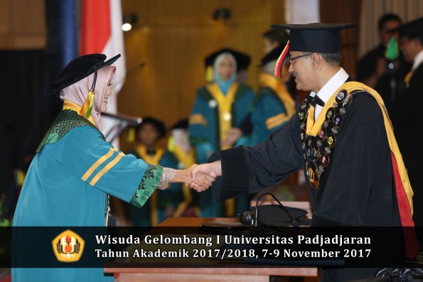 Wisuda Unpad Gel I TA 2017_2018  Fakultas ilmu komunikasi oleh Rektor 019