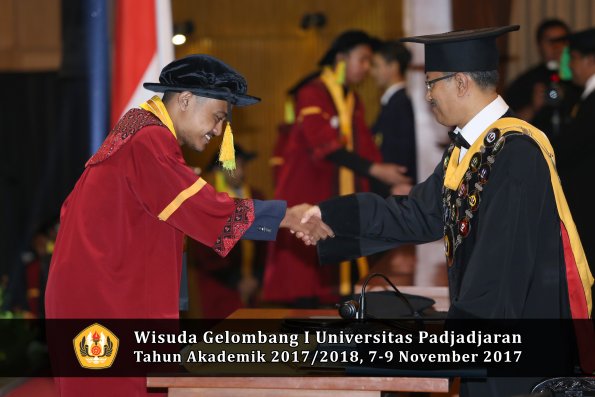Wisuda Unpad Gel I TA 2017_2018  Fakultas ilmu komunikasi oleh Rektor 052