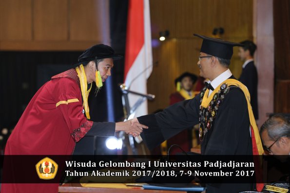 Wisuda Unpad Gel I TA 2017_2018  Fakultas ilmu komunikasi oleh Rektor 053