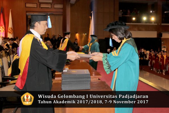 Wisuda Unpad Gel I TA 2017_2018  Fakultas keperawatan oleh dekan 003