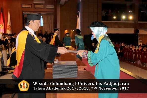 Wisuda Unpad Gel I TA 2017_2018  Fakultas keperawatan oleh dekan 004